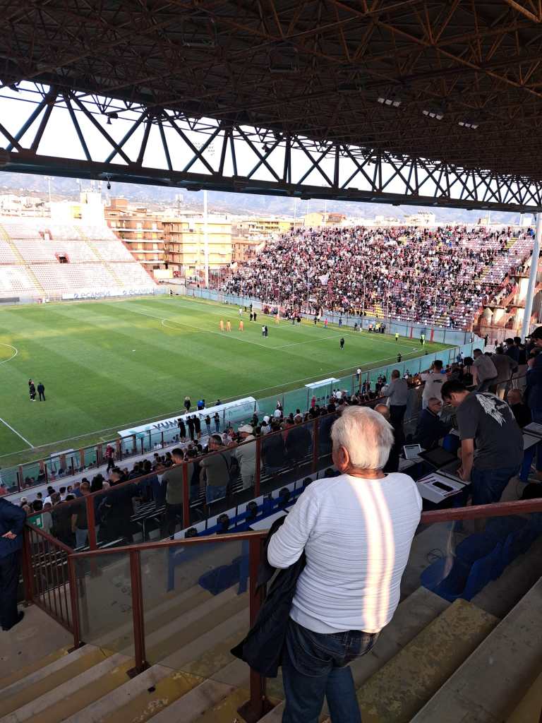 Vista dello stadio Granillo con la curva sud gremita