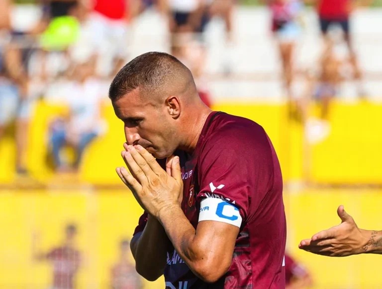 Il capitano della Reggina, Nino Barillà, perplesso in campo