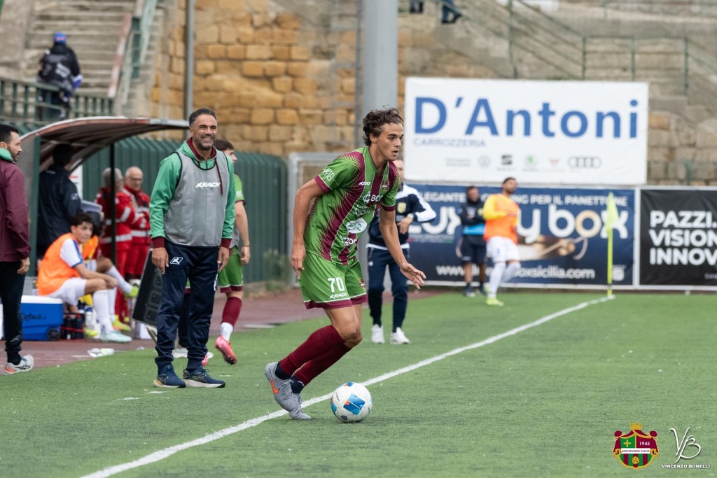 Il mister della Sancataldese Pidatella guida dalla panchina i rossoverdi