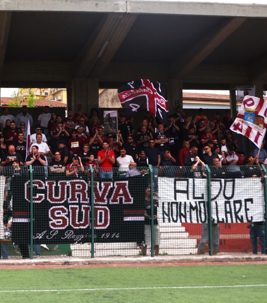 I tifosi della Reggina in trasferta al Valentino Mazzola di San Cataldo