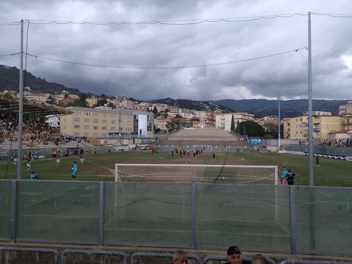 Reggina travolgente a Lamezia: tre squilli nel fango e primato&nbsp;blindato