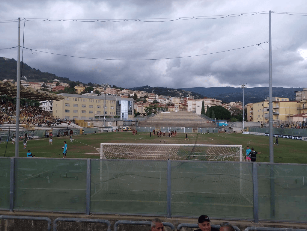 Reggina travolgente a Lamezia: tre squilli nel fango e primato&nbsp;blindato